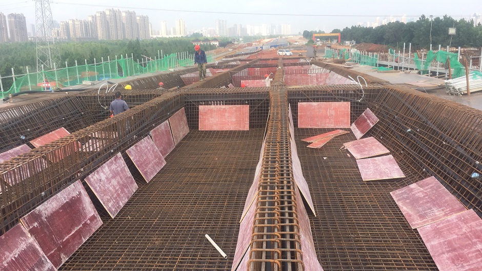 1561620543129282.jpg 2.左幅第一联内模安装.jpg