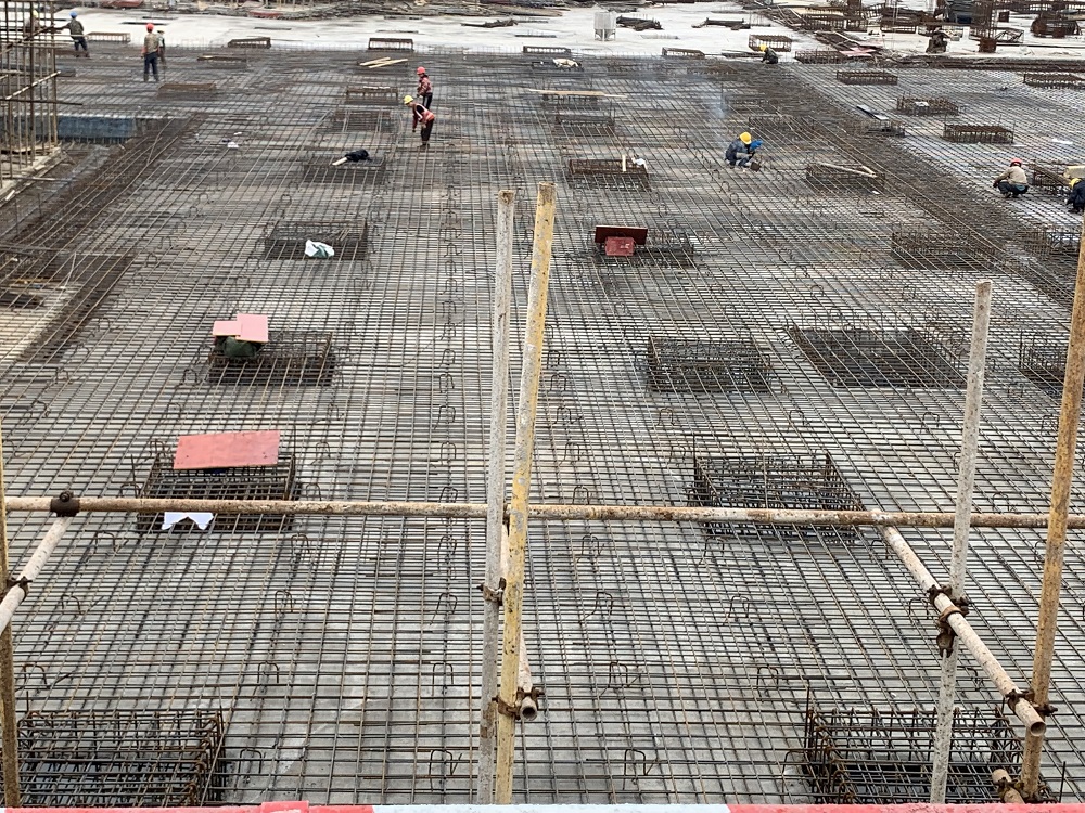 1586742199947831.jpg A7区基础筏板钢筋绑扎.jpg